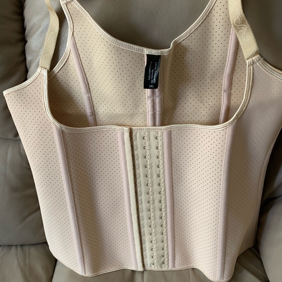 Spandex corset. Size 2xl but fits like a large. - Picture 2 of 2